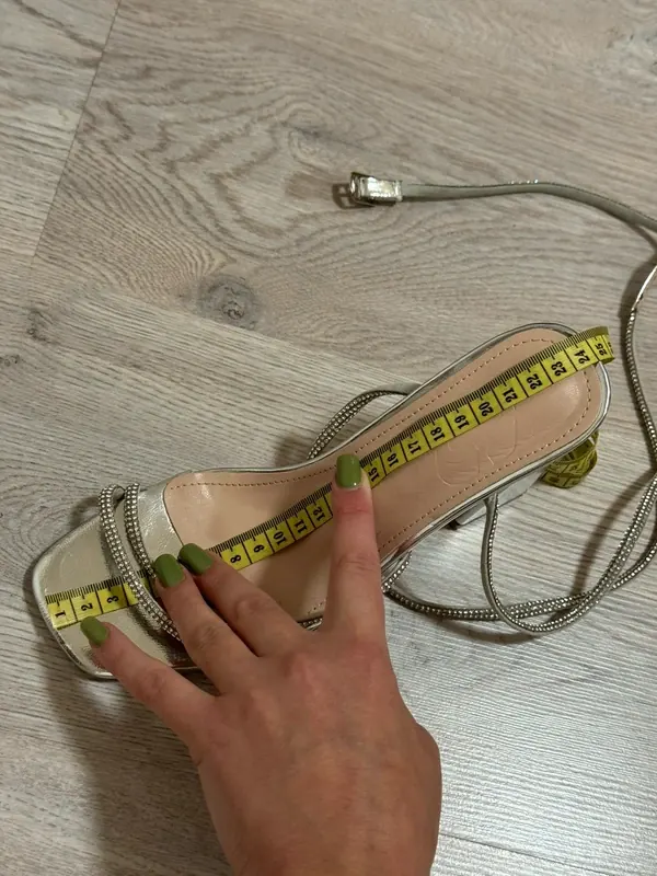 Sidabrinės aukštakulnės basutės su dirželiais ir blizgiomis detalėmis dydis 37 2