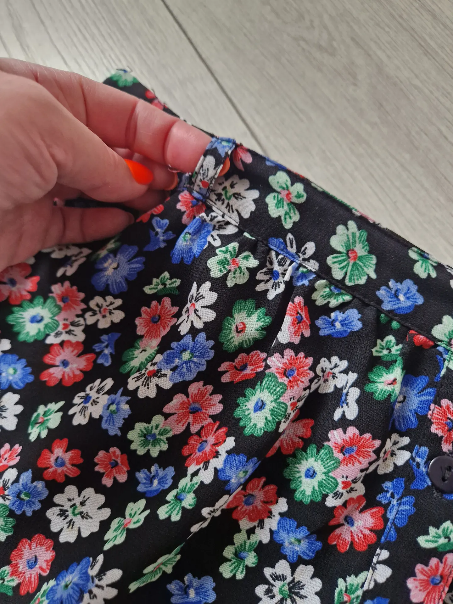 Parduodamas labai dailus,gėlėtas sijonukas 2