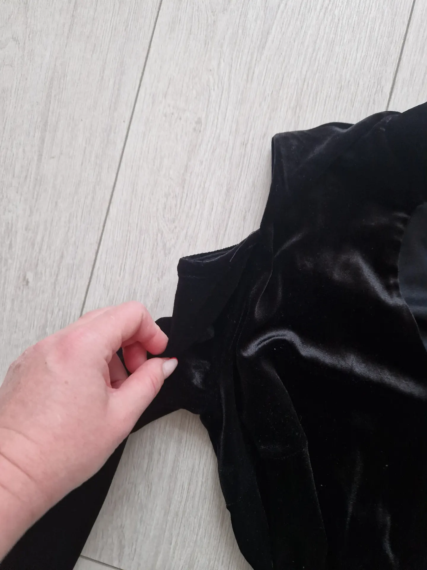 Veliūrinė graži golfelė,priekyje šiek tiek iškirptė,gale dvi sagutės ir minimalus iškirpimas 3