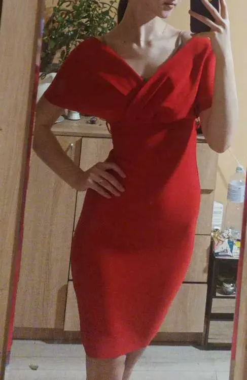 Raudona suknelė 2