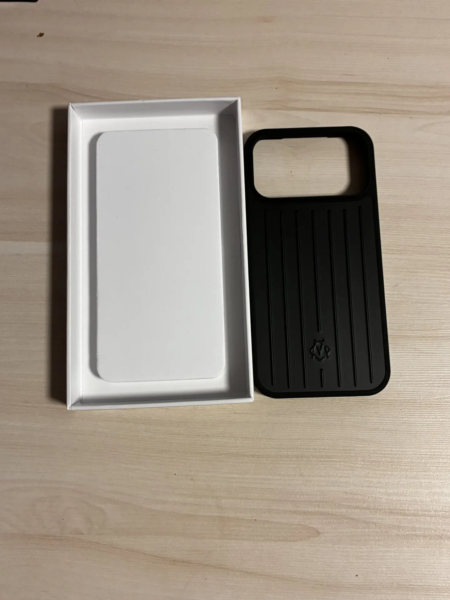 Rimowa iphone 17 pro max telefono deklas 3