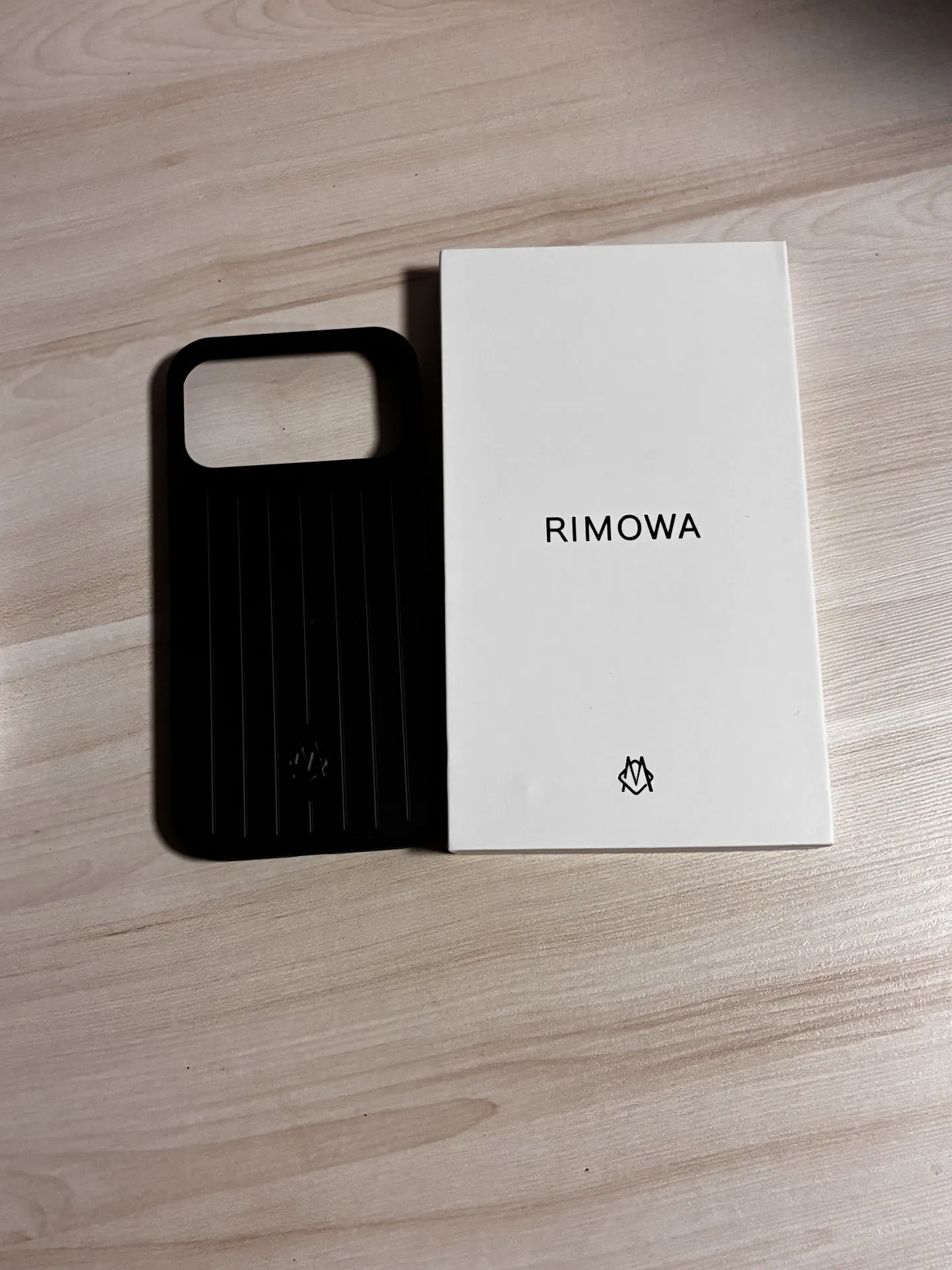Rimowa iphone 17 pro max telefono deklas 2