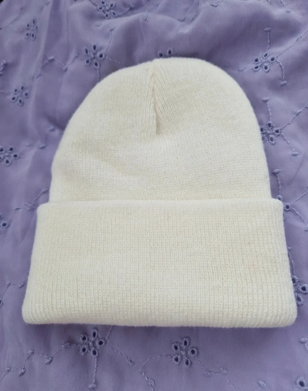 Balta beanie kepurė vaikui 2