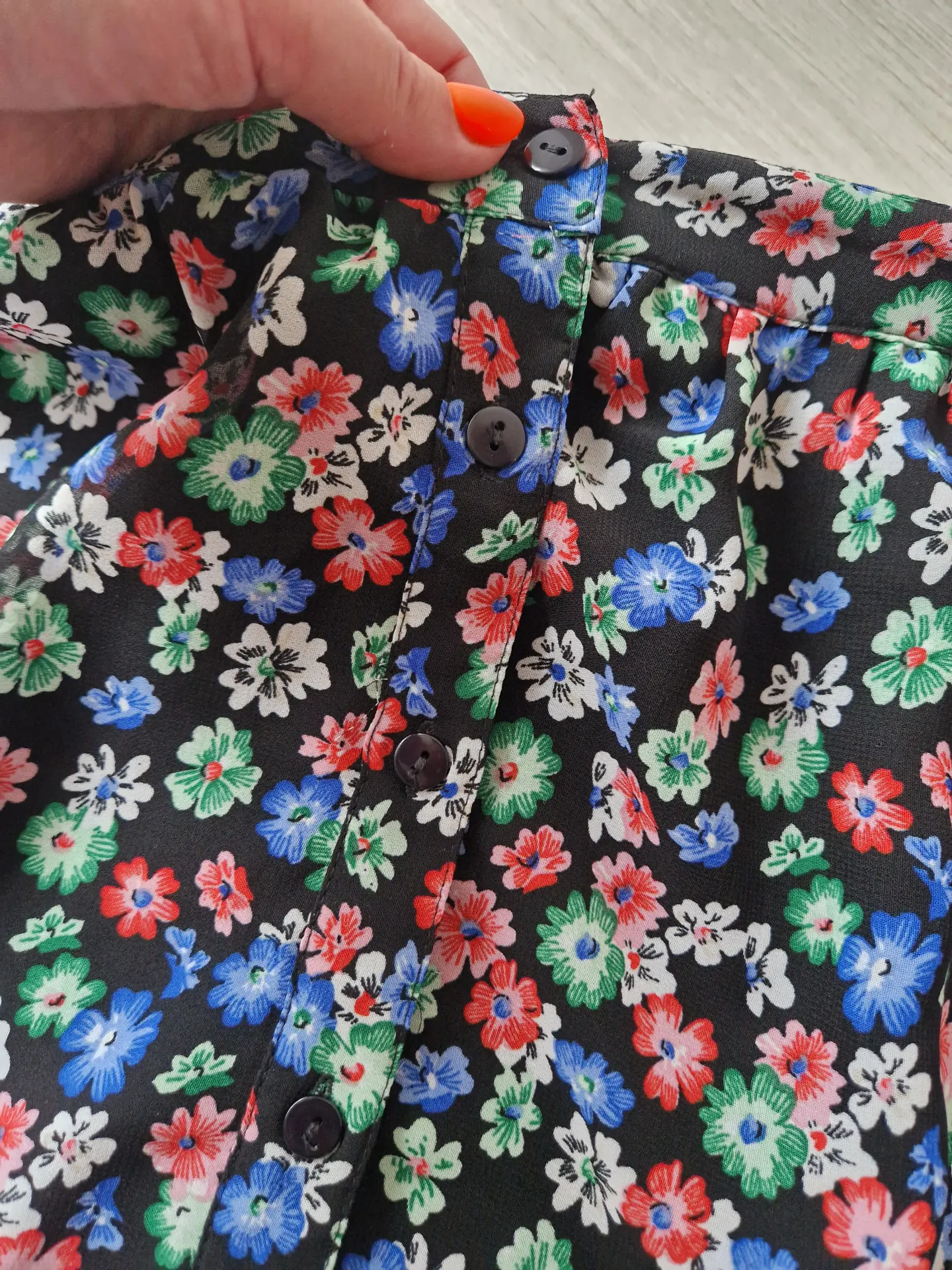 Parduodamas labai dailus,gėlėtas sijonukas 3