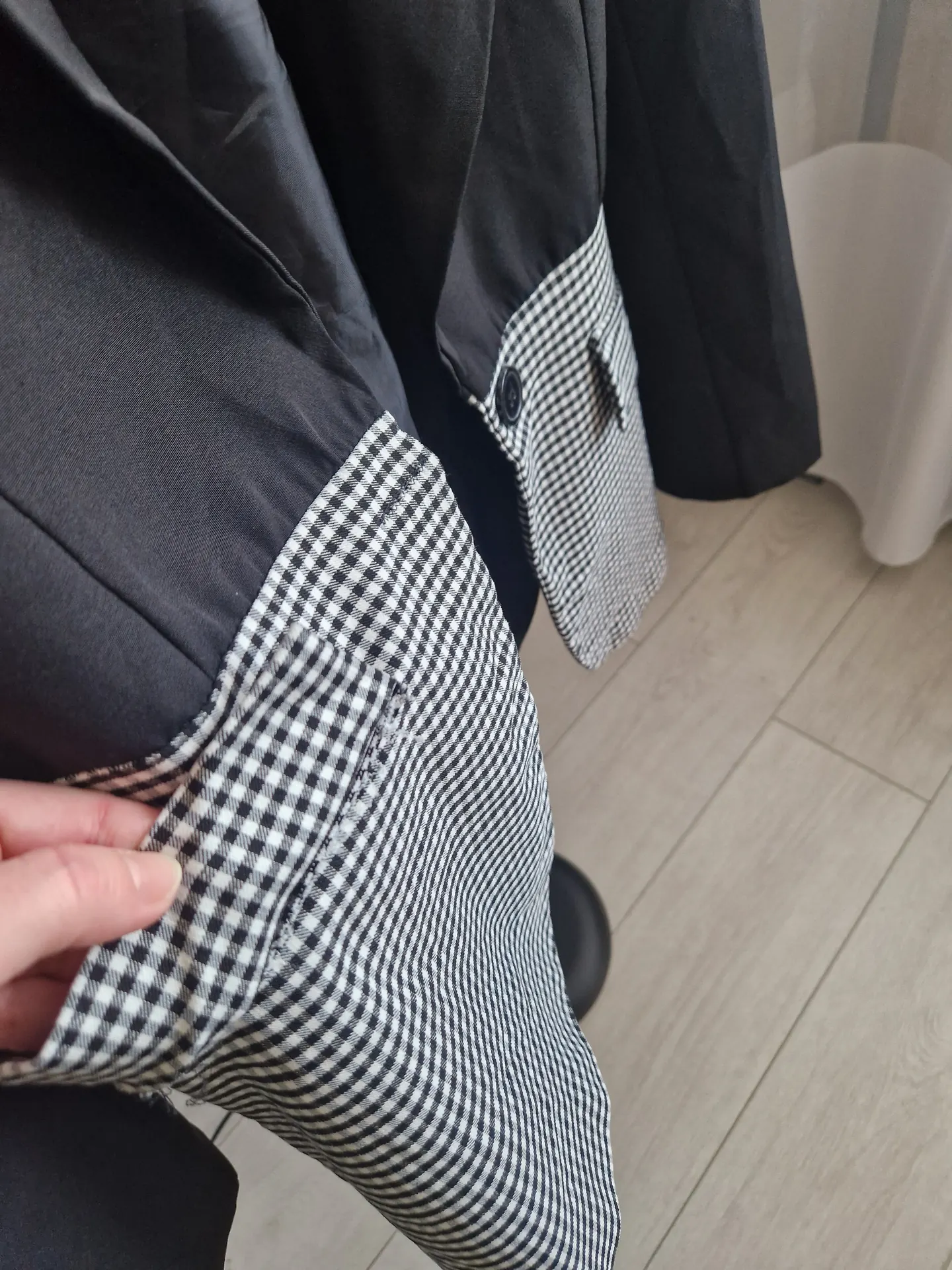 Parduodamas labai gražus švarkas,toks įdomesnis iš dviejų dalių,kišenės tik imitacija 2