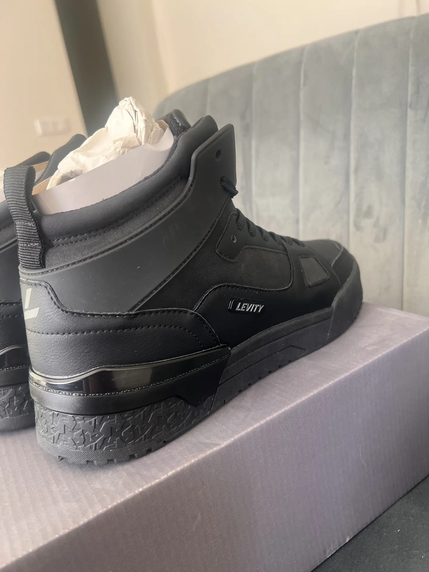 Levity Sky Black 5
